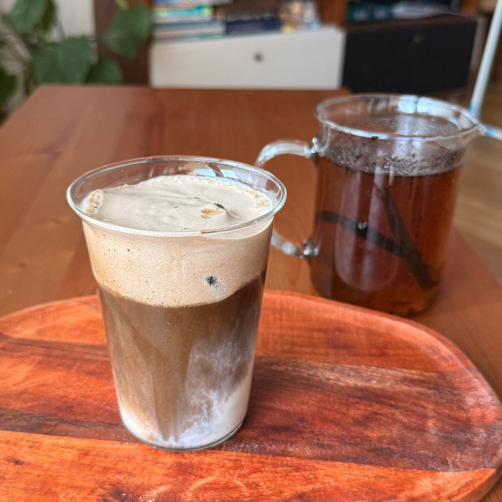 Cremiger Hojicha Latte heiß zubereitet mit YORUCHA Hojicha Pulver 50g