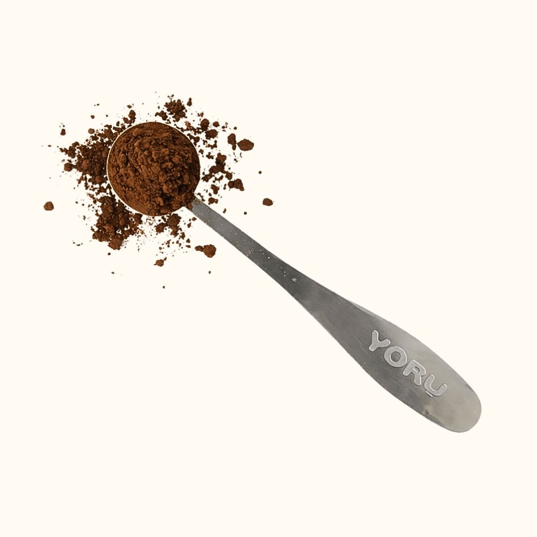 Hojicha Pulver wird mit YORUCHA Edelstahl Messlöffel abgemessen – 2 TL Dosierung