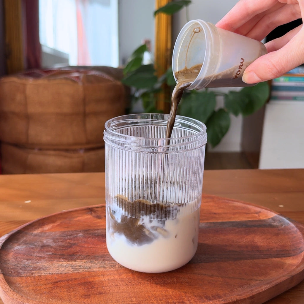 YORUCHA Mini Shaker neben Hojicha Pulver Dose – perfekte Kombination